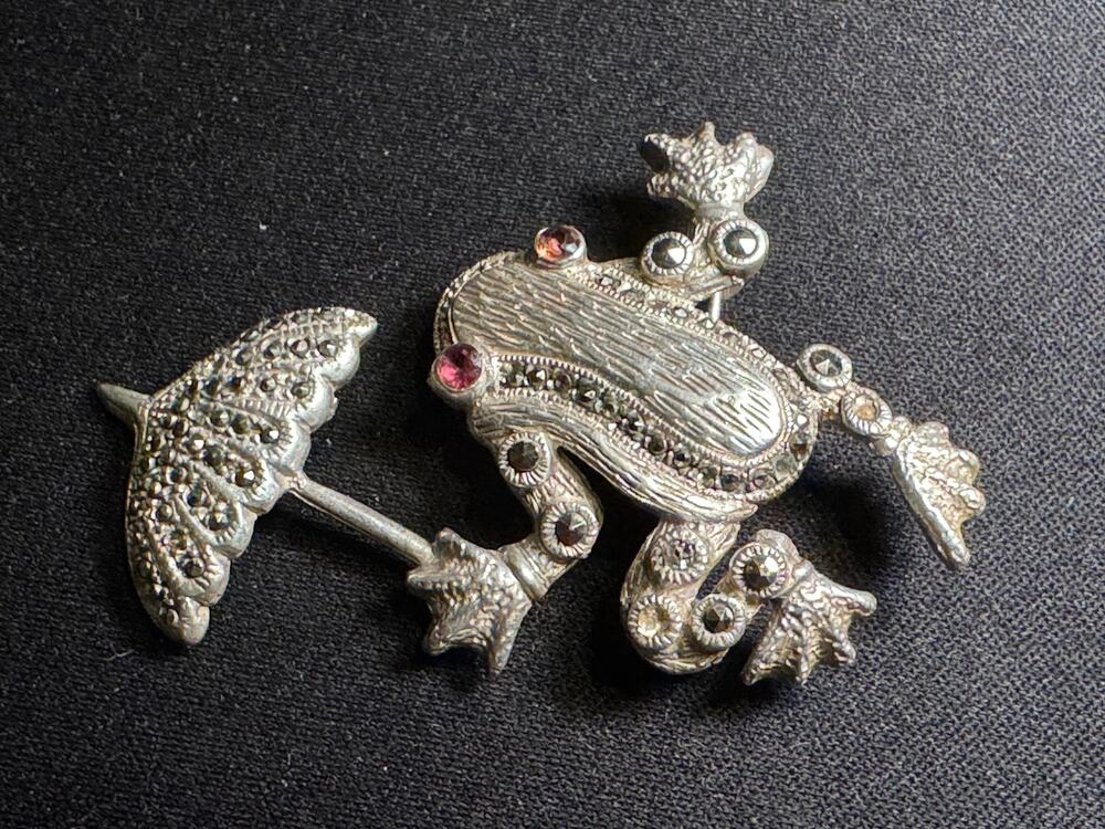 Vintage 11g Frog with Umbrella and Marcasites Brooch
